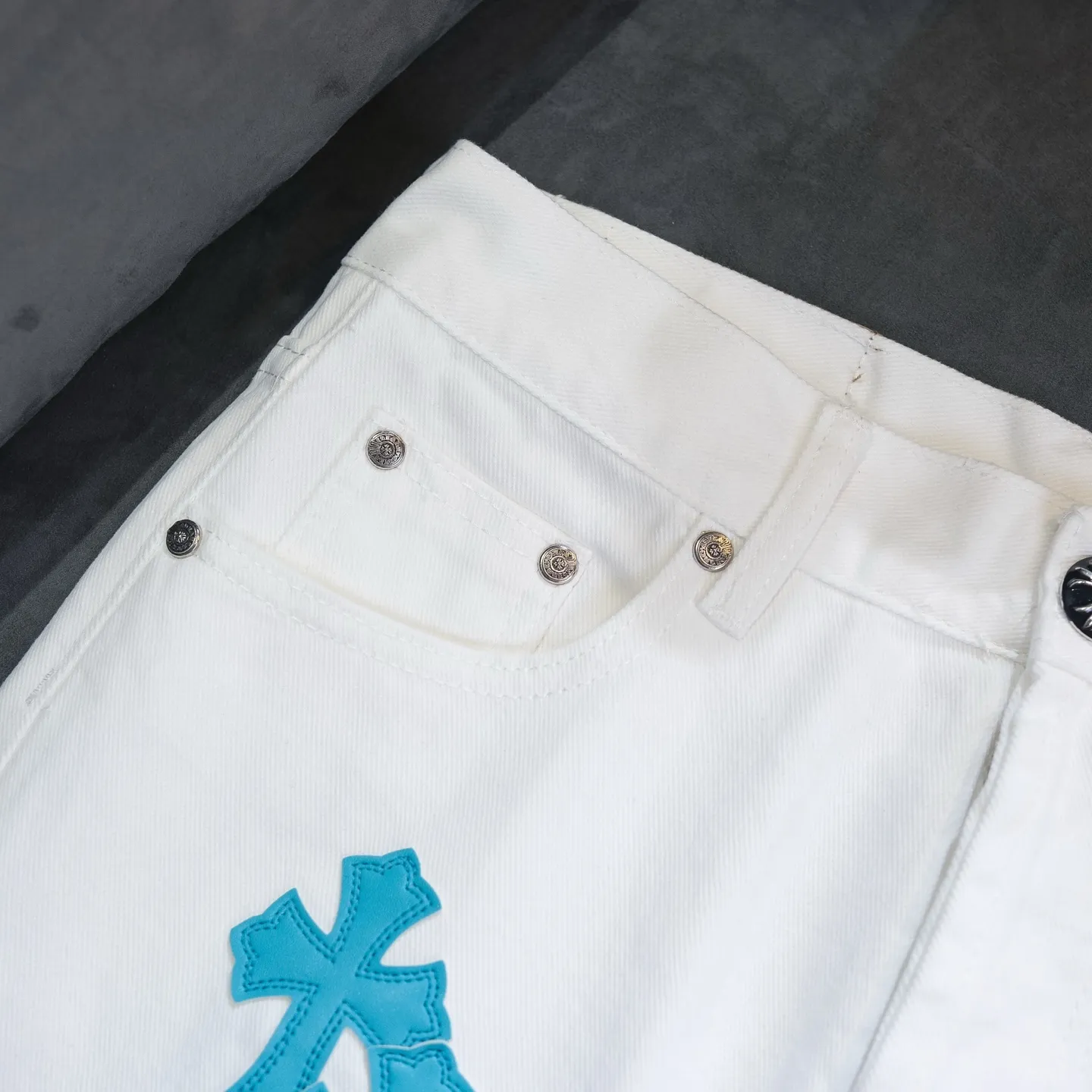 P240 Chrome Hearts Chrome Hearts 2025 New Ice Blue Cross Patch Leather Couple Style Washed Loose Jeans. Styles with different wash textures are very friendly to people with thin legs and thick legs. The straight and loose version is very flattering to the leg shape. The timeless moderate length makes it easy to match casually. It is the basis of various styles and is a must-have in the wardrobe! The fabric is stiff but also makes the upper body soft without losing texture. The washing process is even more perfect. It is a must-have item for everyone! ! ! Size: 28/30/32/34 Waist: 73/78/83/88 Hips: 99/104/109/114 Pants length: 102/104/106/108
